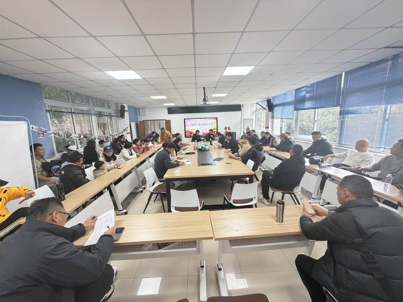 体育学院开展12月教职工政治理论专题学习