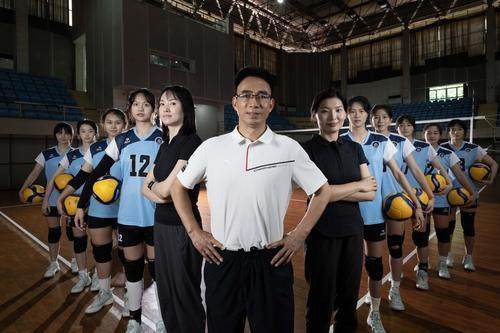重庆日报连续两天报道我校女排“三十连冠”之“女排精神”